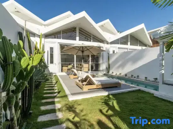Sea Breeze Retreat Modern 3BR Villas in Canggu