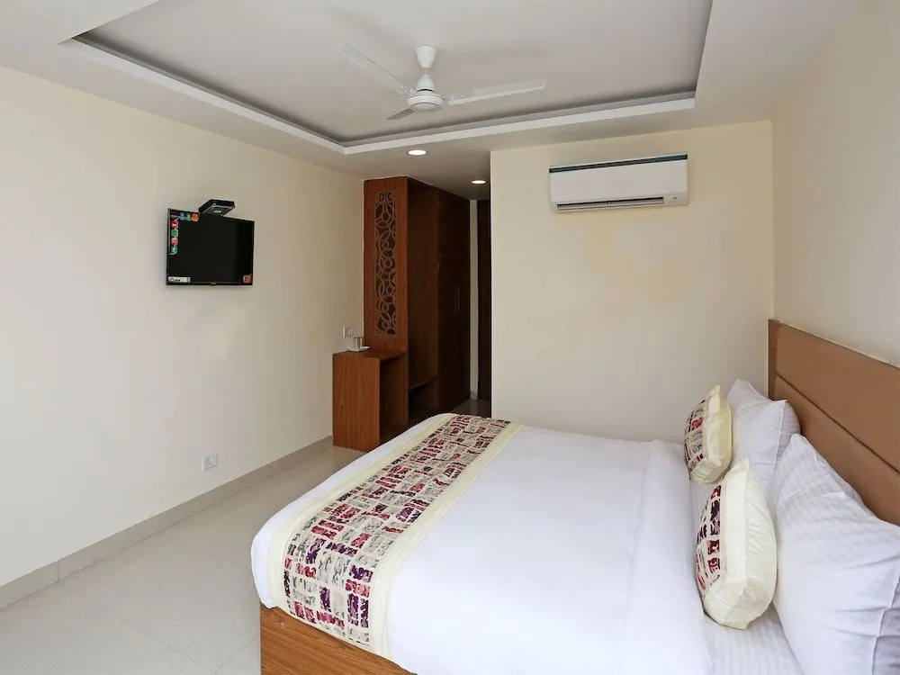 Capital O 12674 Hotel Grand Suites