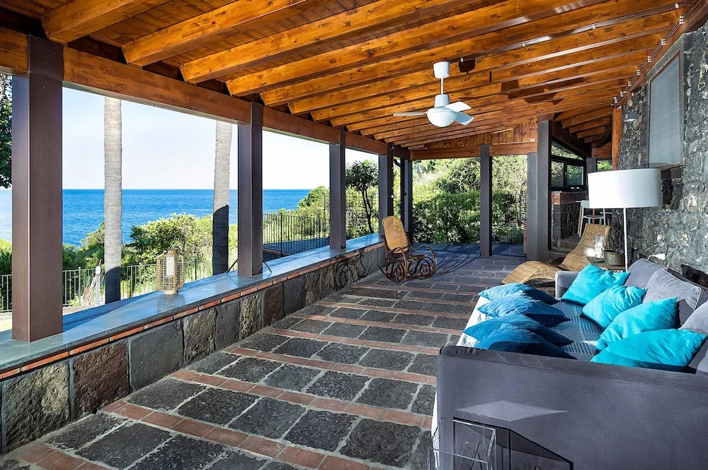 Villa La Timpa - antica e maestosa villa con jacuzzi privata con una meravigliosa vista sull'Etna e sul mare