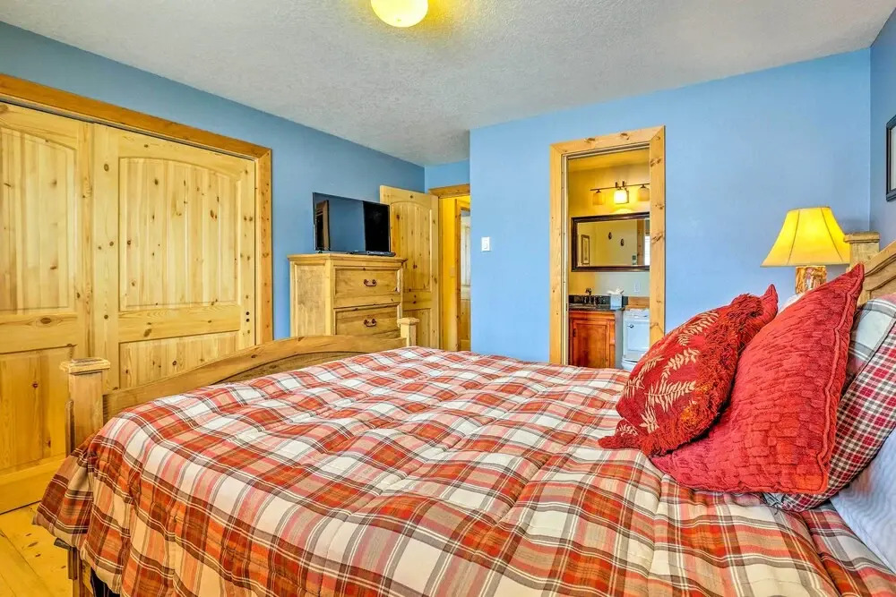 Silverthorne Ski Base w/ Mtn Views: Walk to Trails