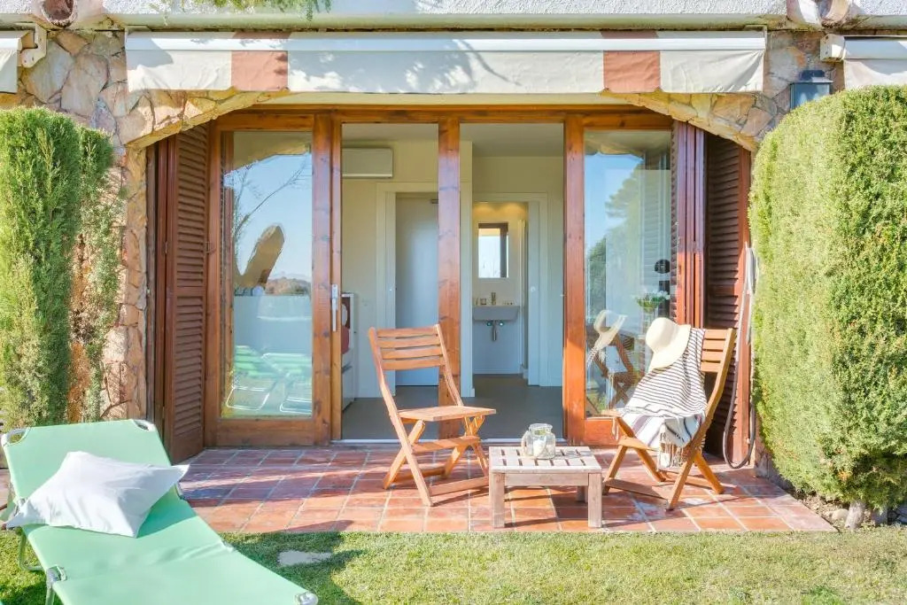 Lets Holidays garden house in front of the beach