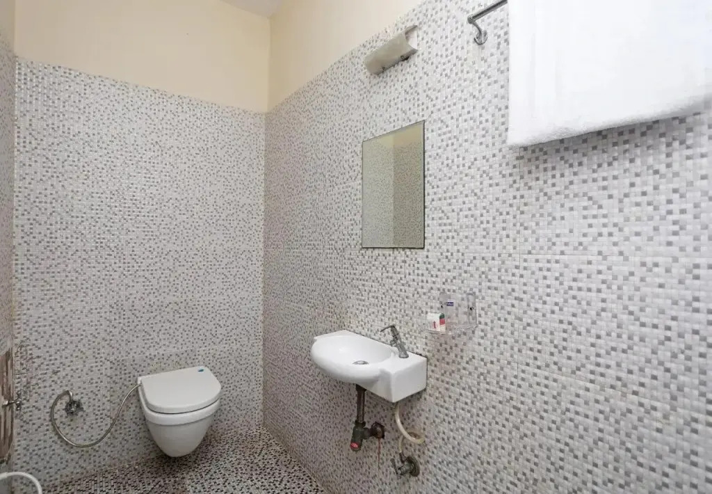 Oyo 17357 Hotel Royal Touch