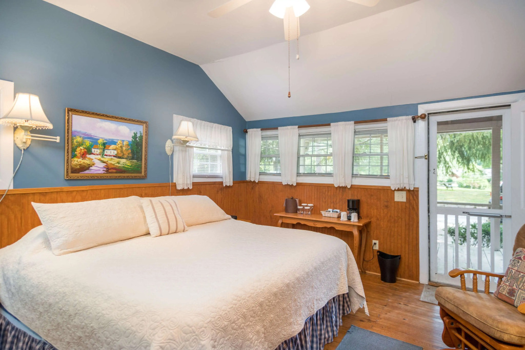 Highland Lake Inn & Resort - Flat Rock
