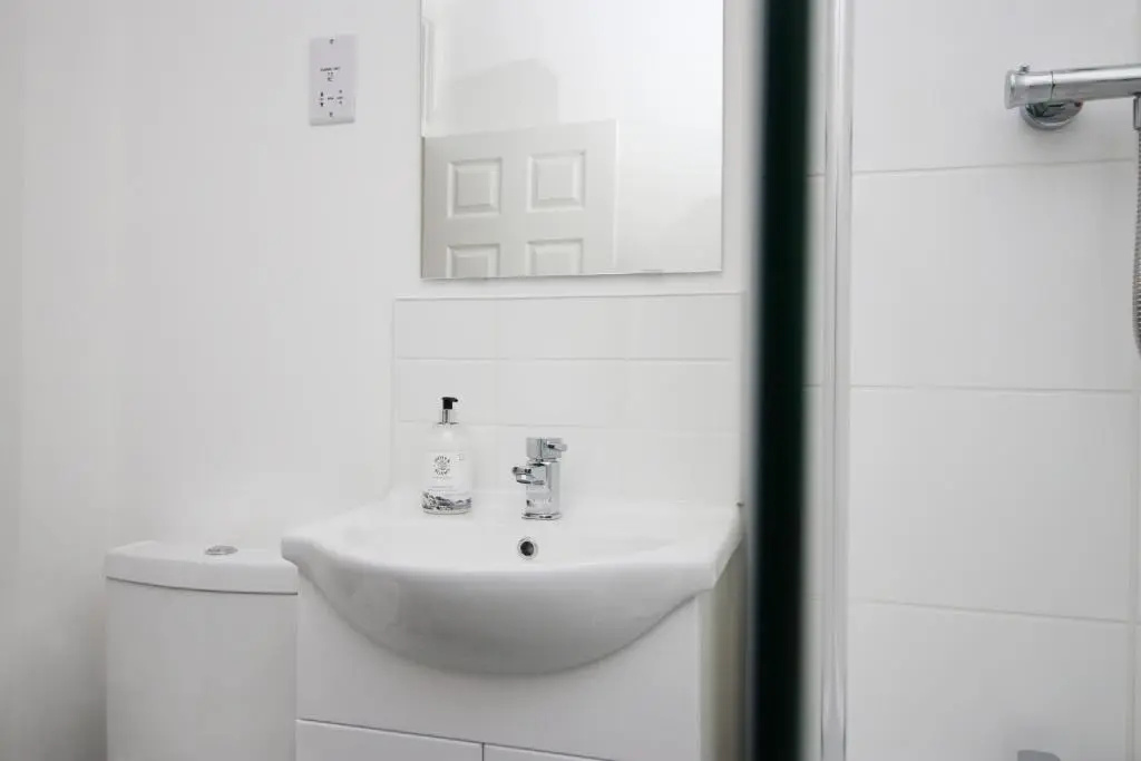 City View - 2 Bed City Center Apartment With Street Parking - Sleeps 6 - By DYZYN