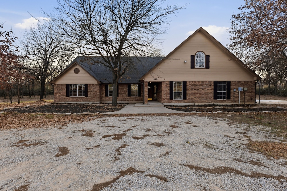 Oakwood Oasis: 1.4 Acres Of Tranquility 6 Bedroom Home