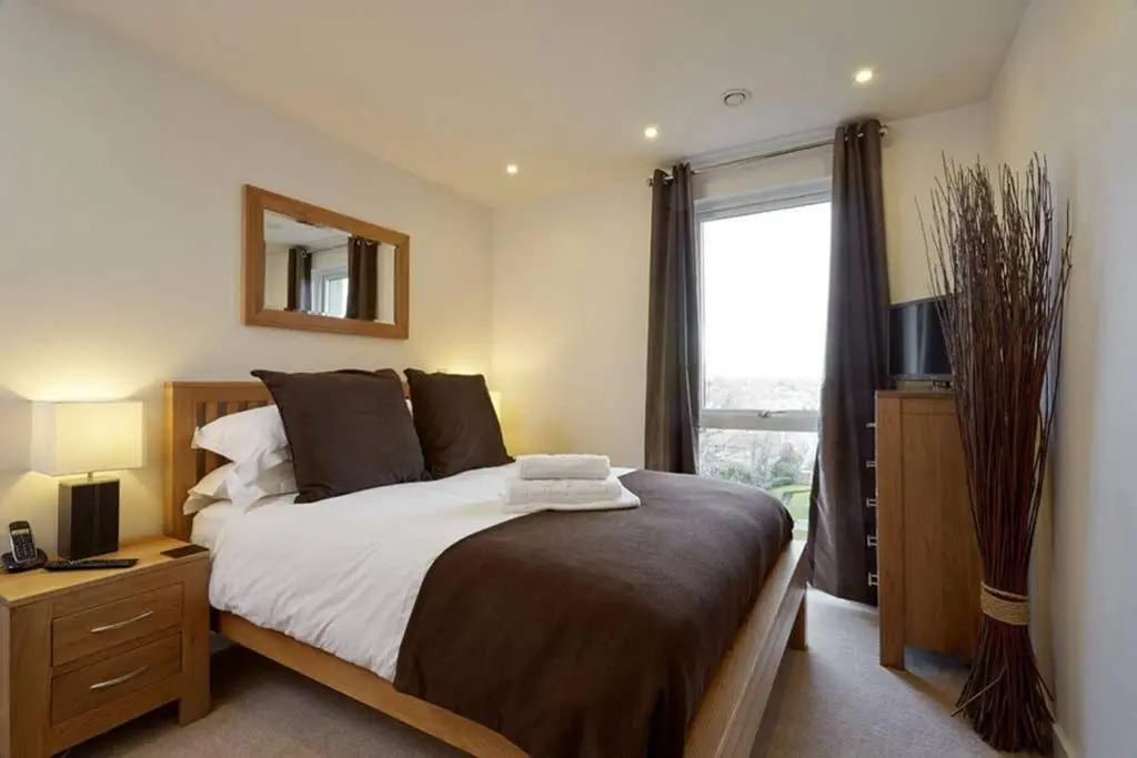 MODERN APARTMENT at SLOUGH STATION, LONDON IN 18 MINS!