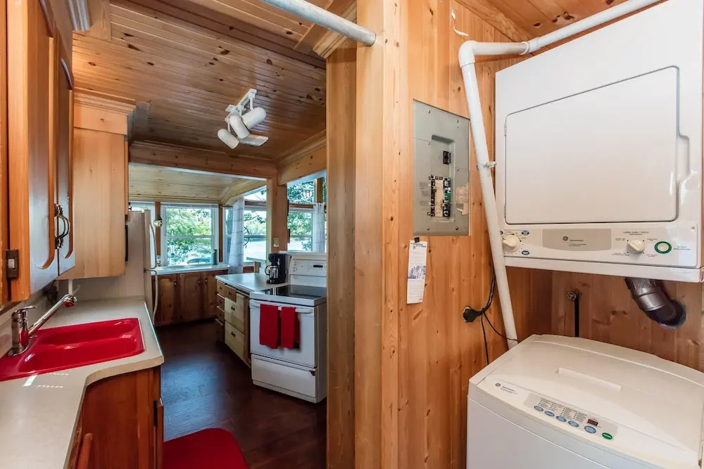 Magic on Little Go Home~3 bedroom cottage + guest cabin on 980 ft shore!