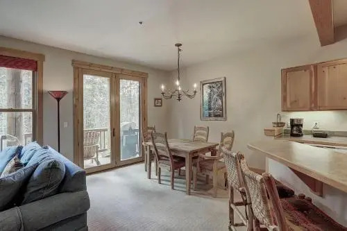 8757 Trappers Crossing Condo