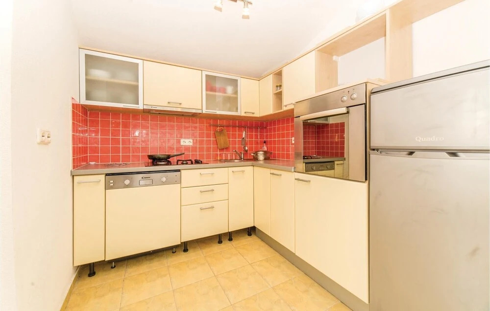 2 Bedroom Stunning Home In Povljana