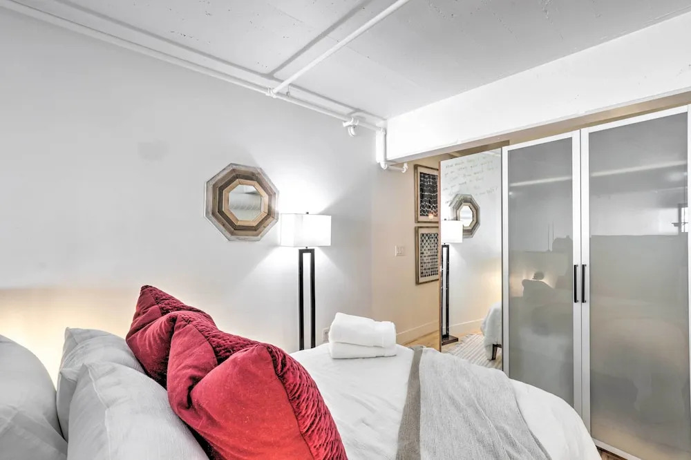 Chic SLC Downtown Studio Loft: Walk to Shops