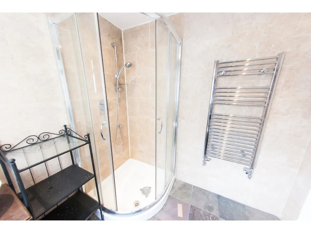 Bright, Spacious 1BR Flat for 2 in Walham
