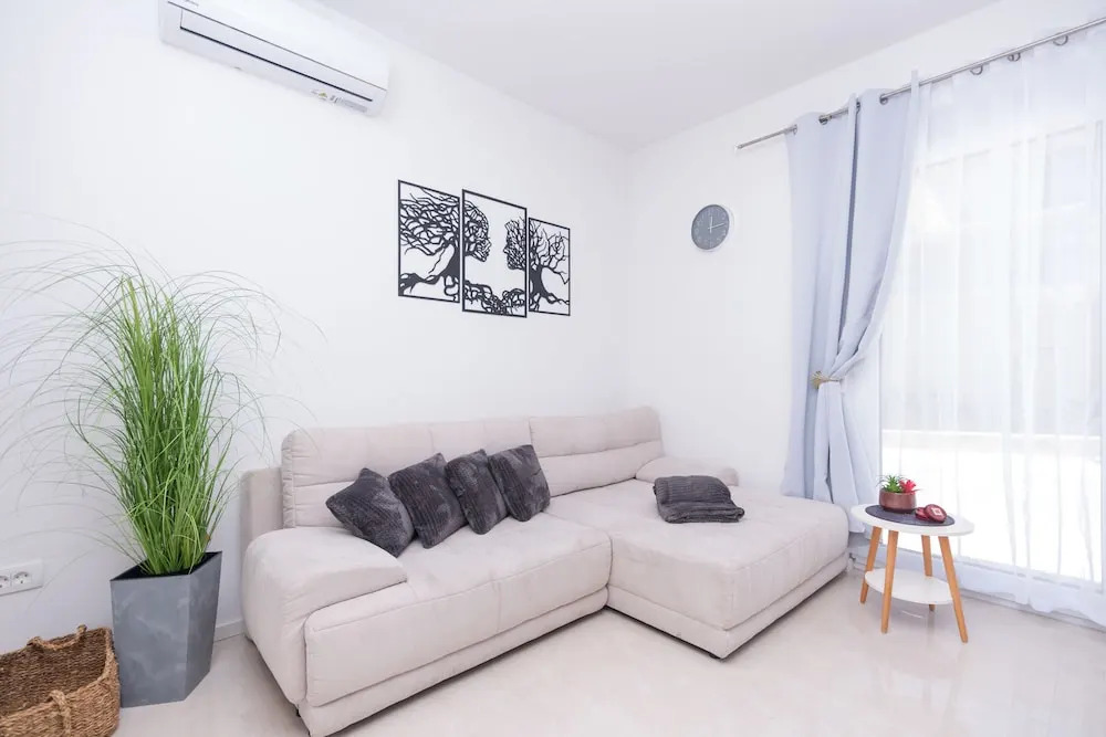 Inviting 2-bed Apartment in Podstrana