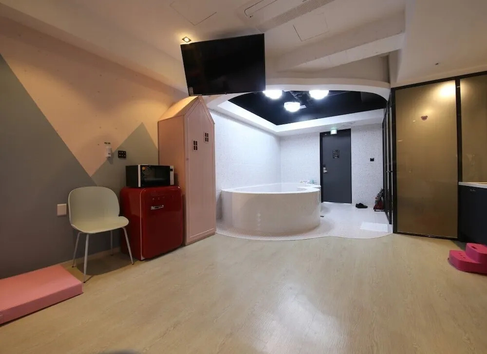 Almond Kids Hotel