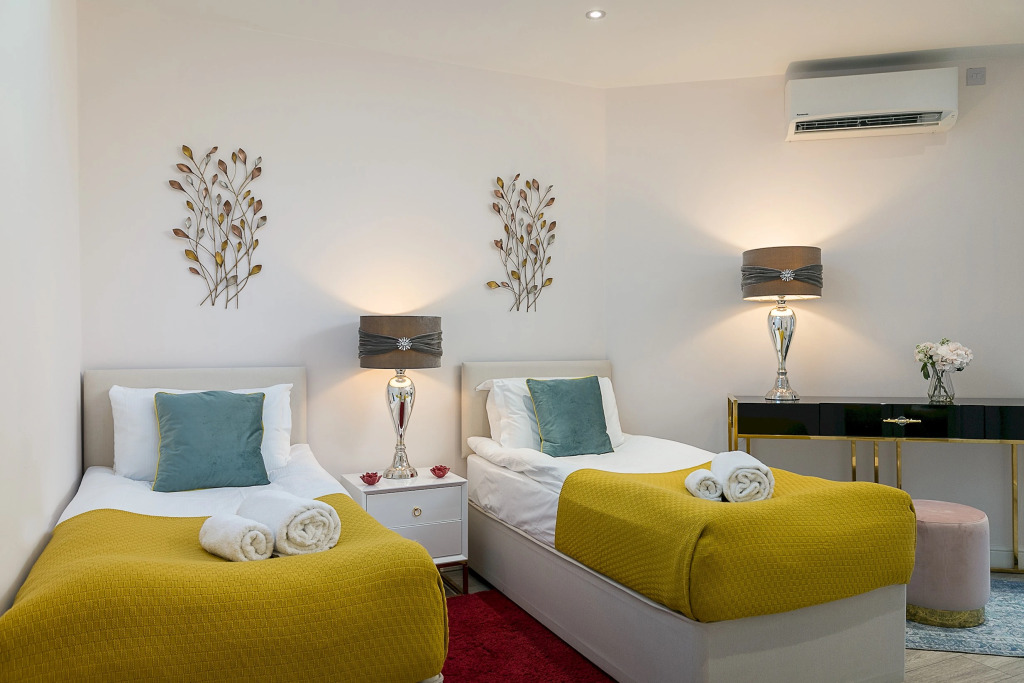 Designer 2-bed 2-bath Apartment With a Garden