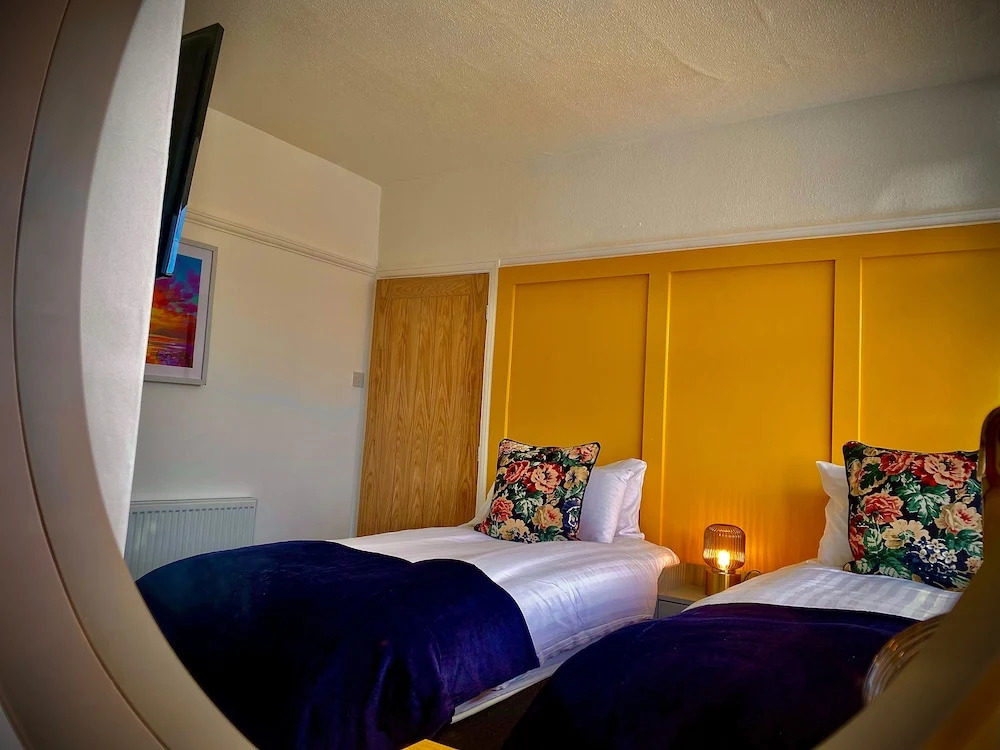 Family modern 3 bedroom Hot Tub House- Sleeps 6