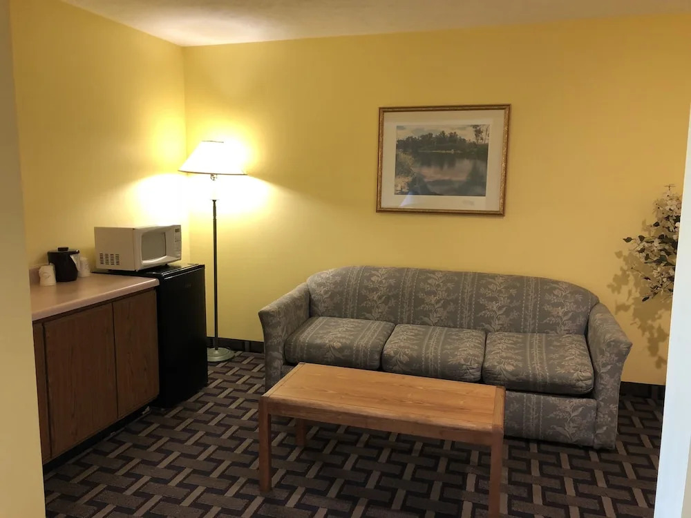 Sky Lodge Inn & Suites - Delavan