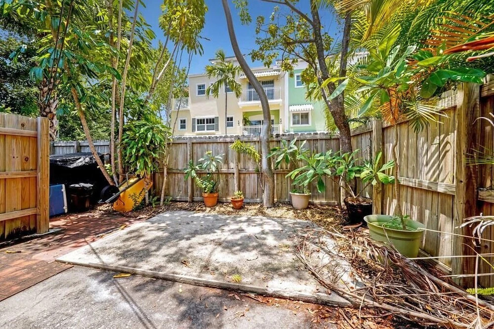Lovely 1 bedroom unit with work station