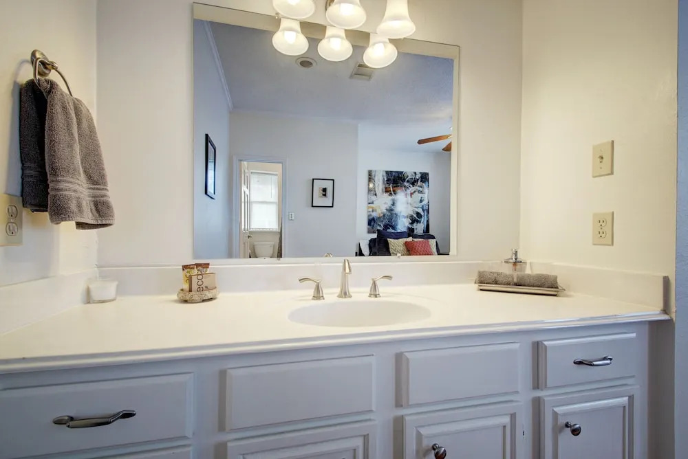 3BR 2BA Downtown Austin Charming Bungalow by RedAwning