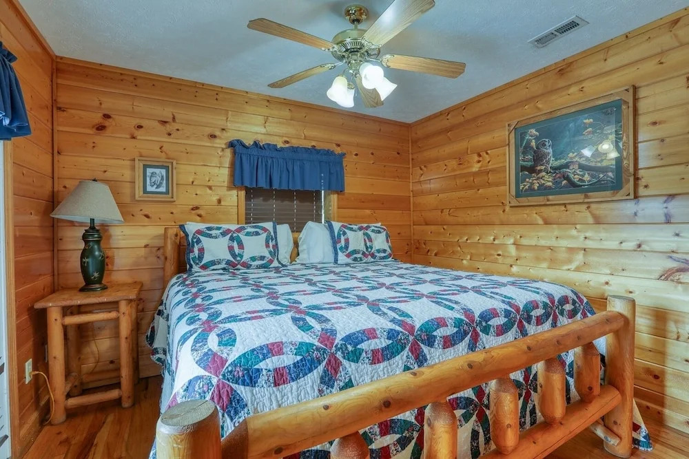 An Amazing View - 4 Bedrooms, 3.5 Baths, Sleeps 10 Cabin by RedAwning