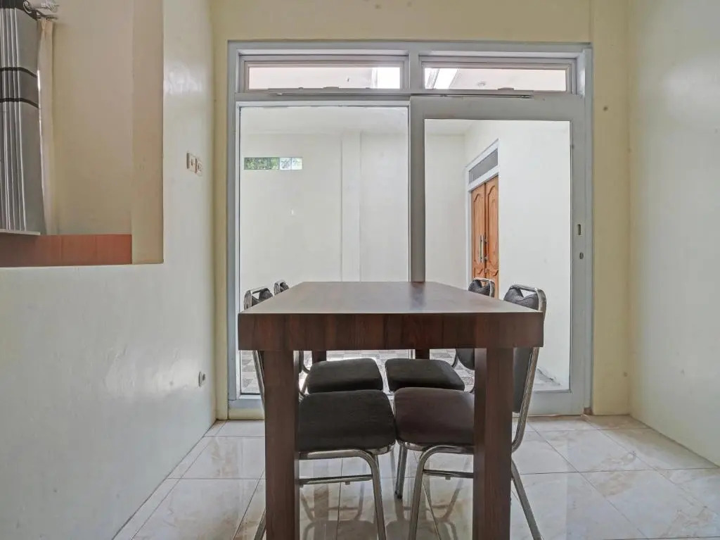 OYO 90804 Oma Uti Homestay Syariah