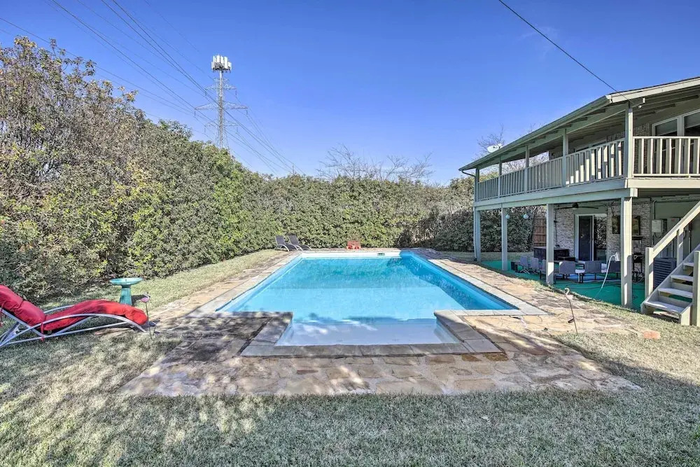 Movie Room & Private Pool: Richardson Retreat