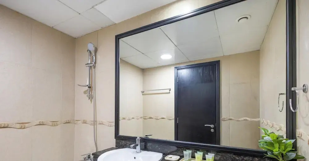 LUX The JLT Gold Crest Suite