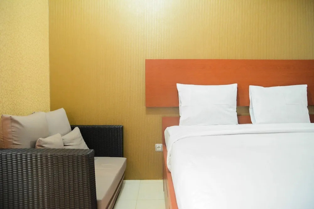 Parquette Studio Green Lake Apartment near Ciputat By Travelio