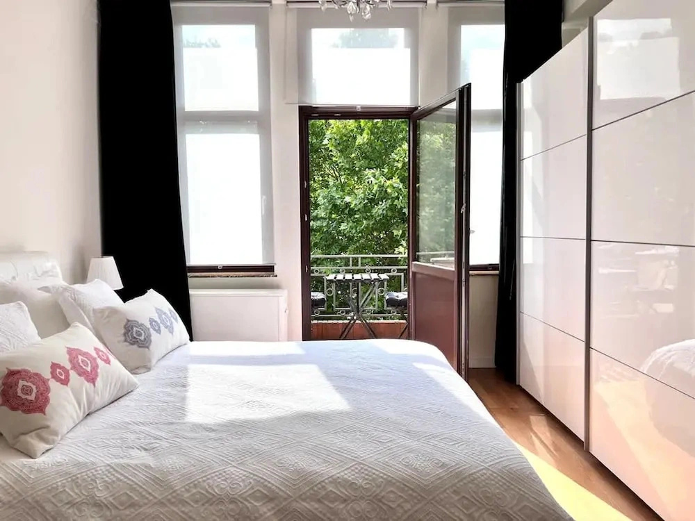 A Chic Haven in the Heart of Urban Nature