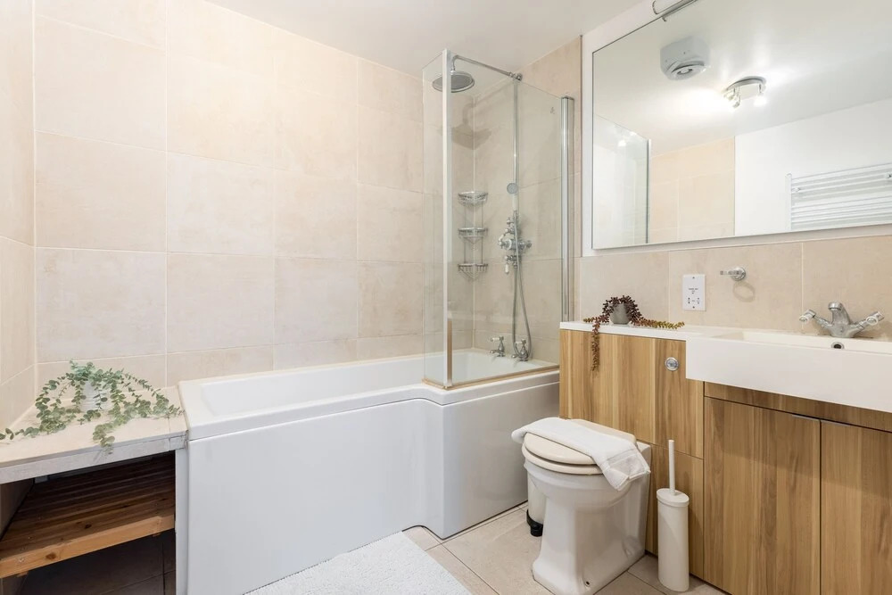 Magnificent 2 Bed Garden Flat in Oval