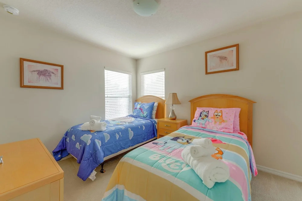 Poolside Living: Family Retreat 12 Mi to Disney