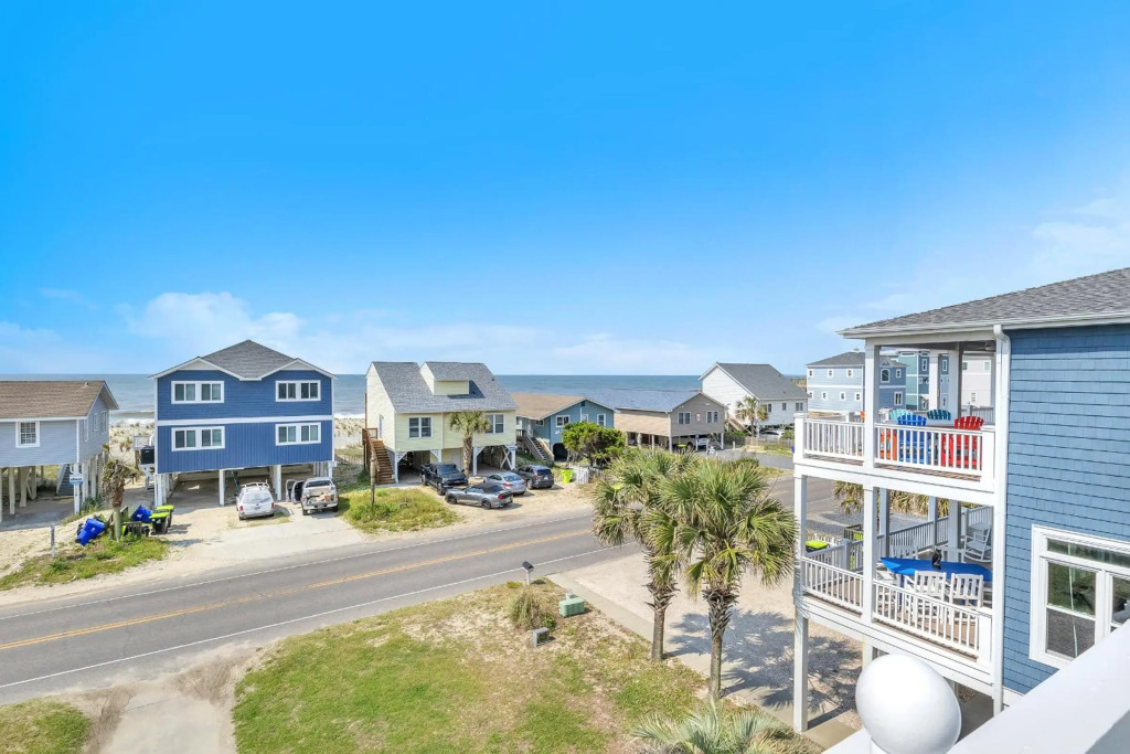 5 Buoys by Oak Island Accommodations