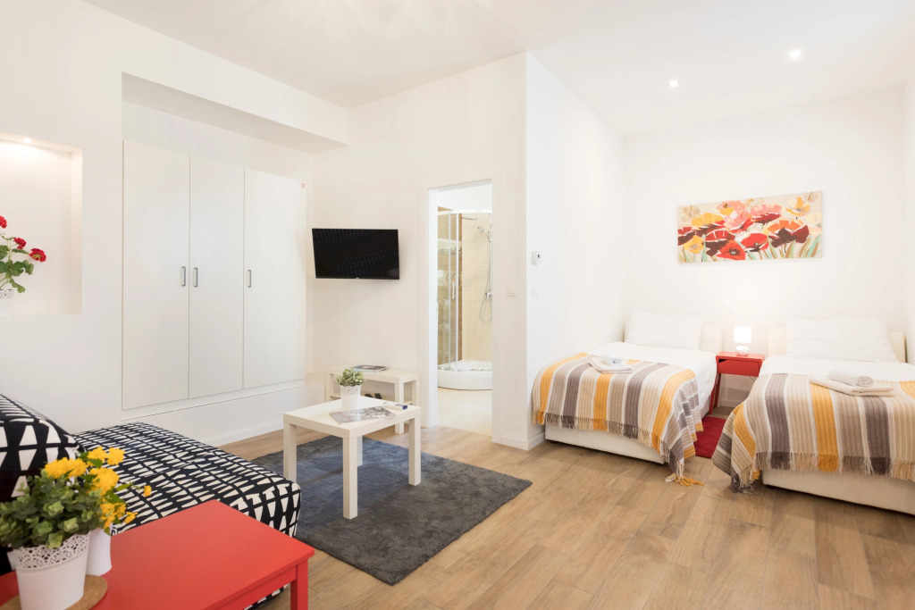 Cute Studio With Beautiful Balcony in the Center!