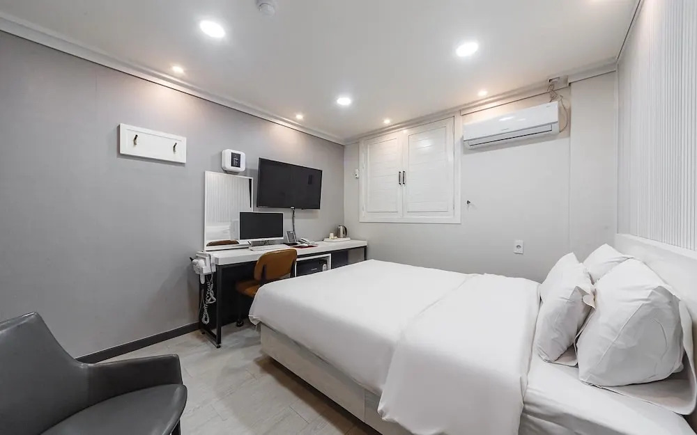 Hotel The City