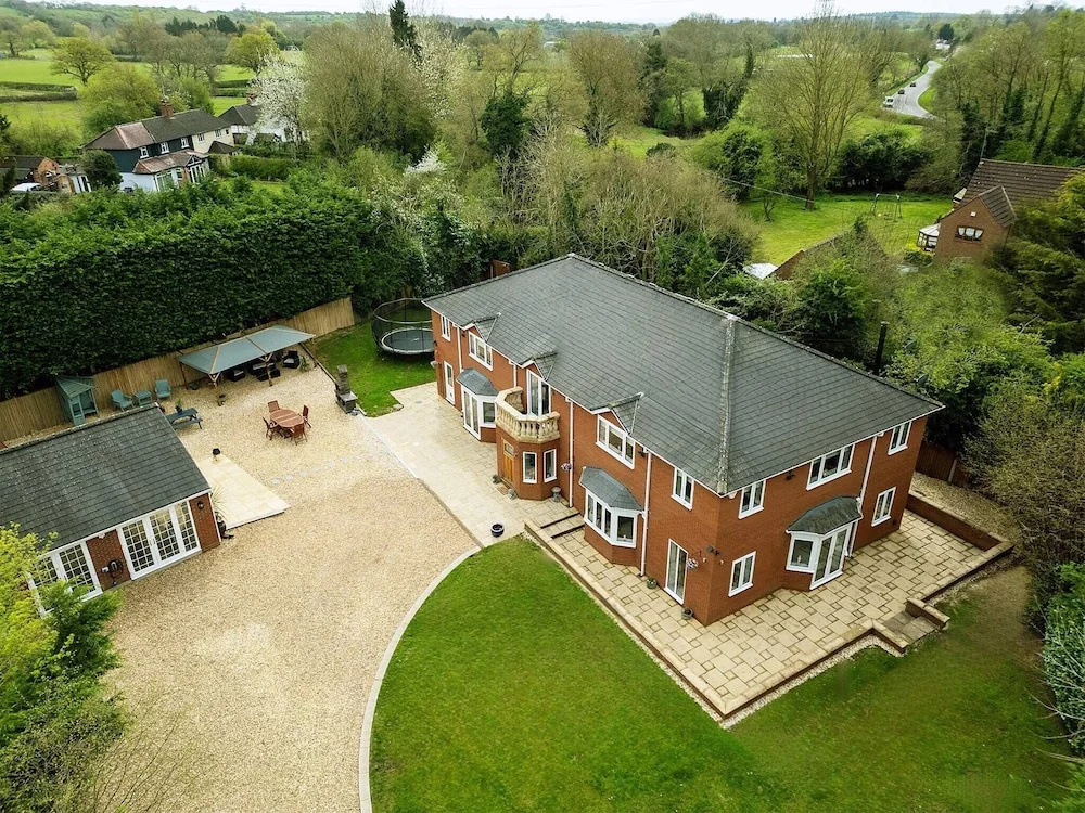 Stratford 4 BR Family Mansion With Pool, Gym & BBQ
