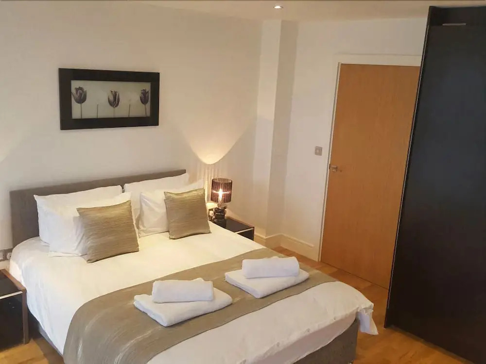 2 Bedroom Apartment on the River Thames