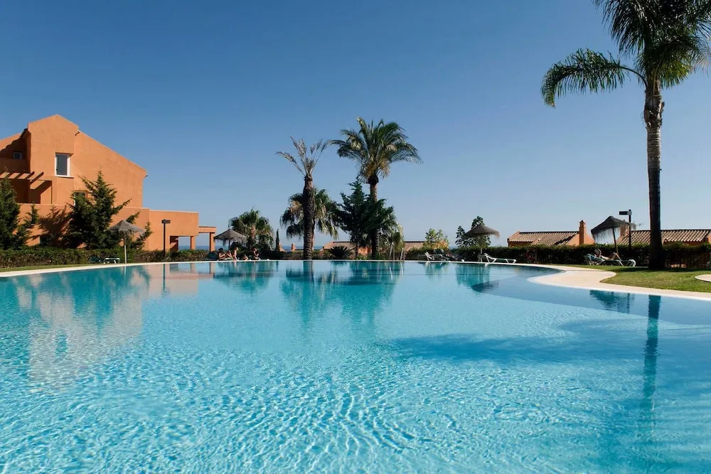 Luxury furnished 1 Bedroom with views AA16