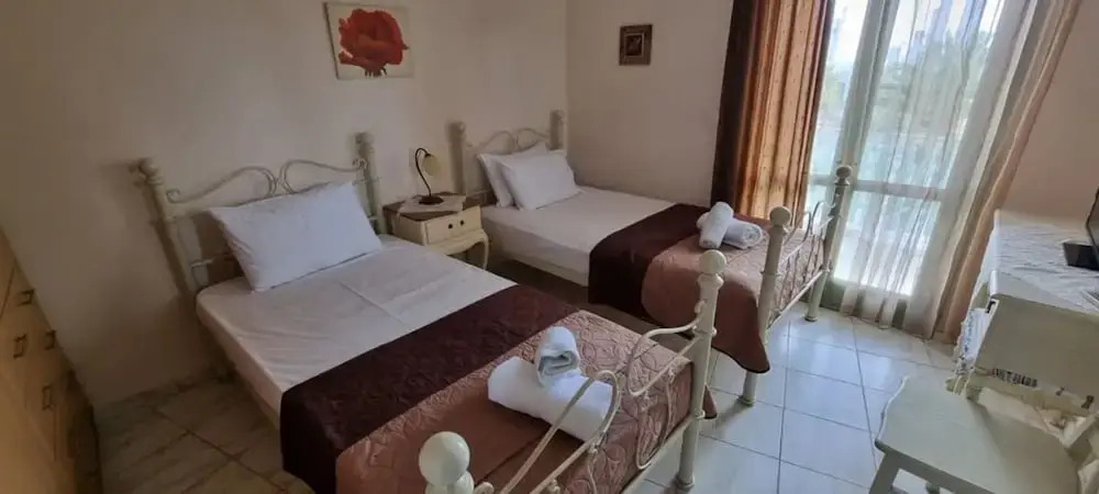 Skyros Luxury Poolside Getaway