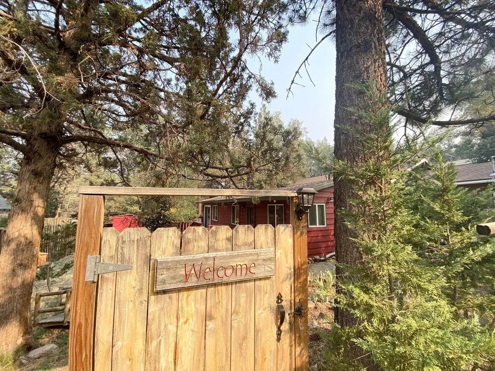 The Roca Getaway 2 Bedroom Cabin by Redawning