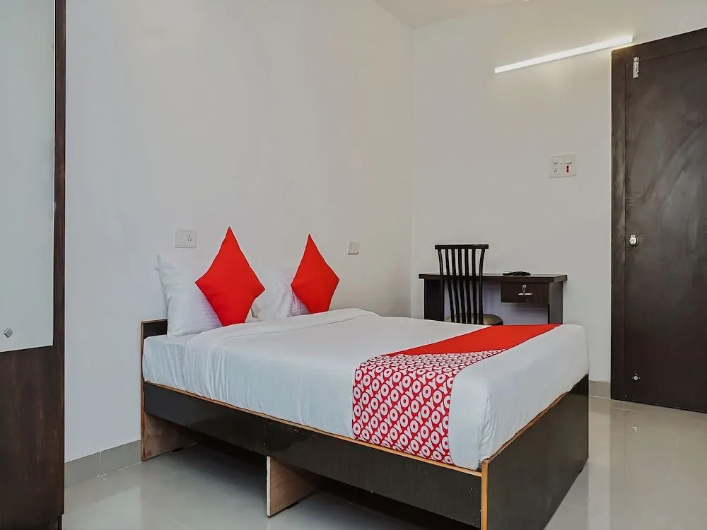 OYO Flagship 23990 Manjari