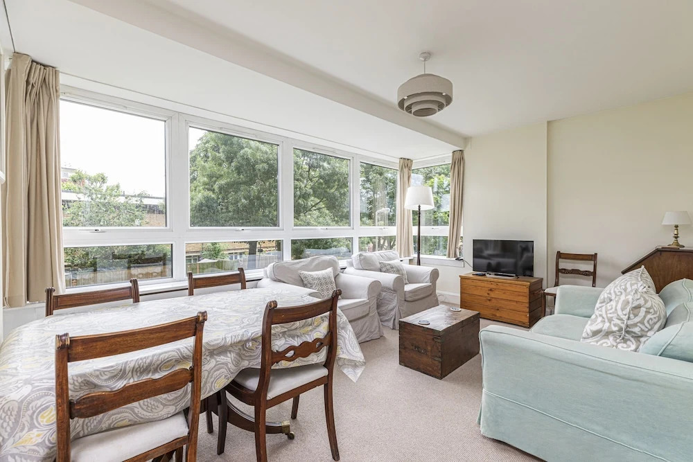 Bright 2 BR Battersea Flat With Great Location