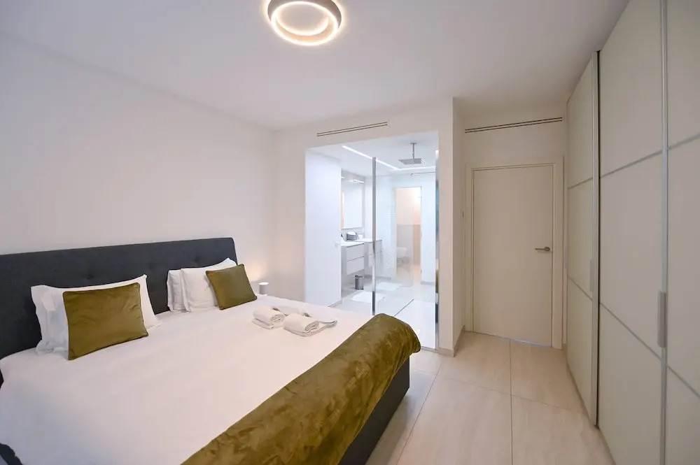 Serenity Lakefront 2 Bedrooms Retreat in Lugano