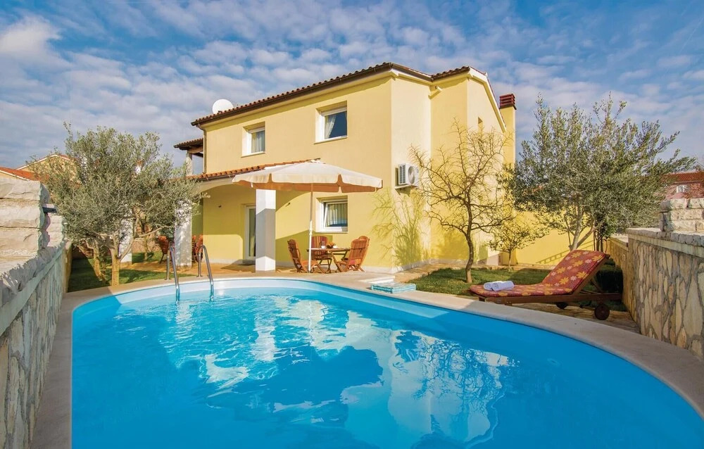 Awesome Home in Vodnjan With 4 Bedrooms, Outdoor Swimming Pool and Wifi