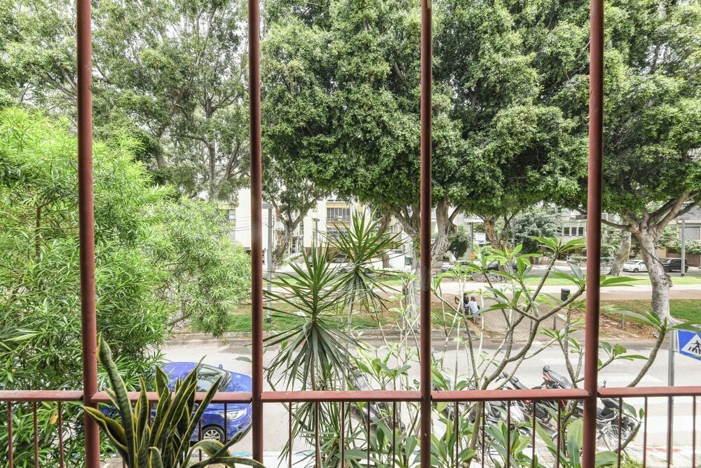 Spacious & Green 3BR Apt w Balcony