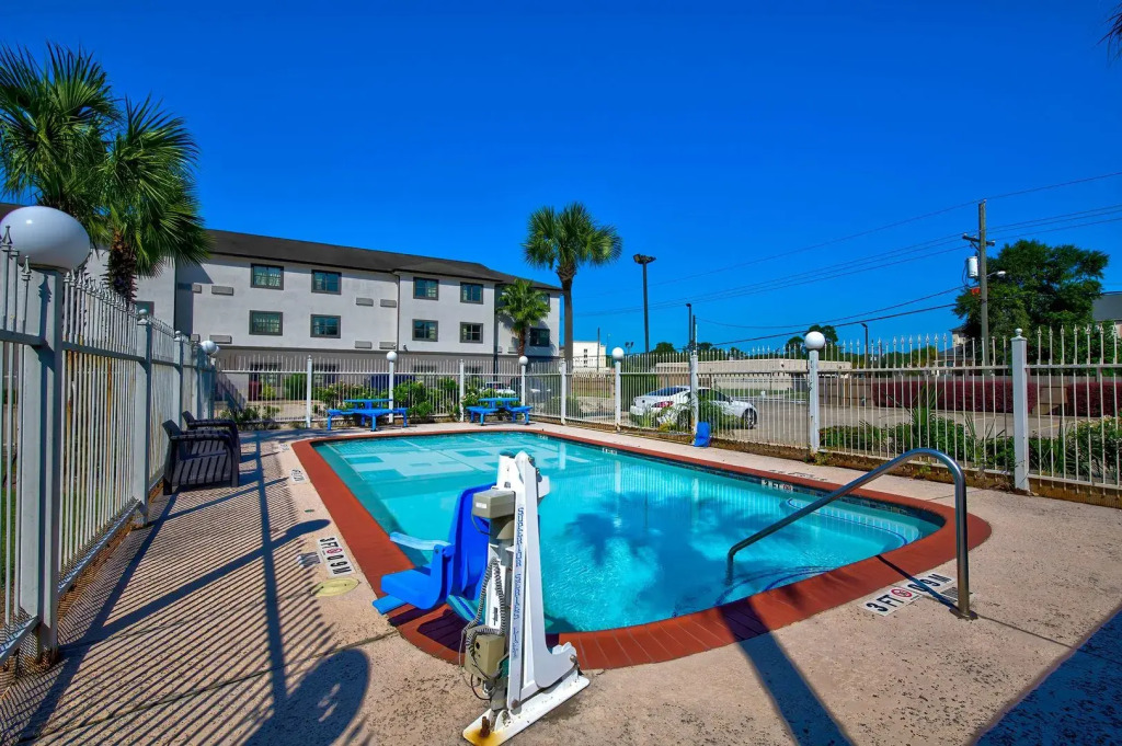 OYO Townhouse Beaumont Medical Center Area I-10