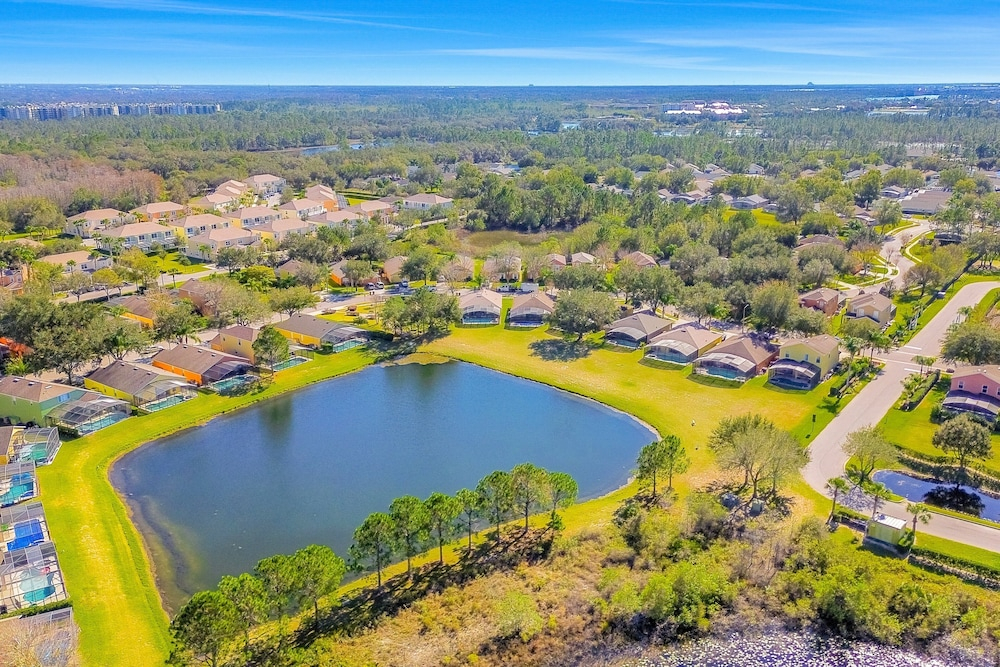 Peaceful Home With an Enclosed Patio, Pool, Grill, Washer/dryer, & AC