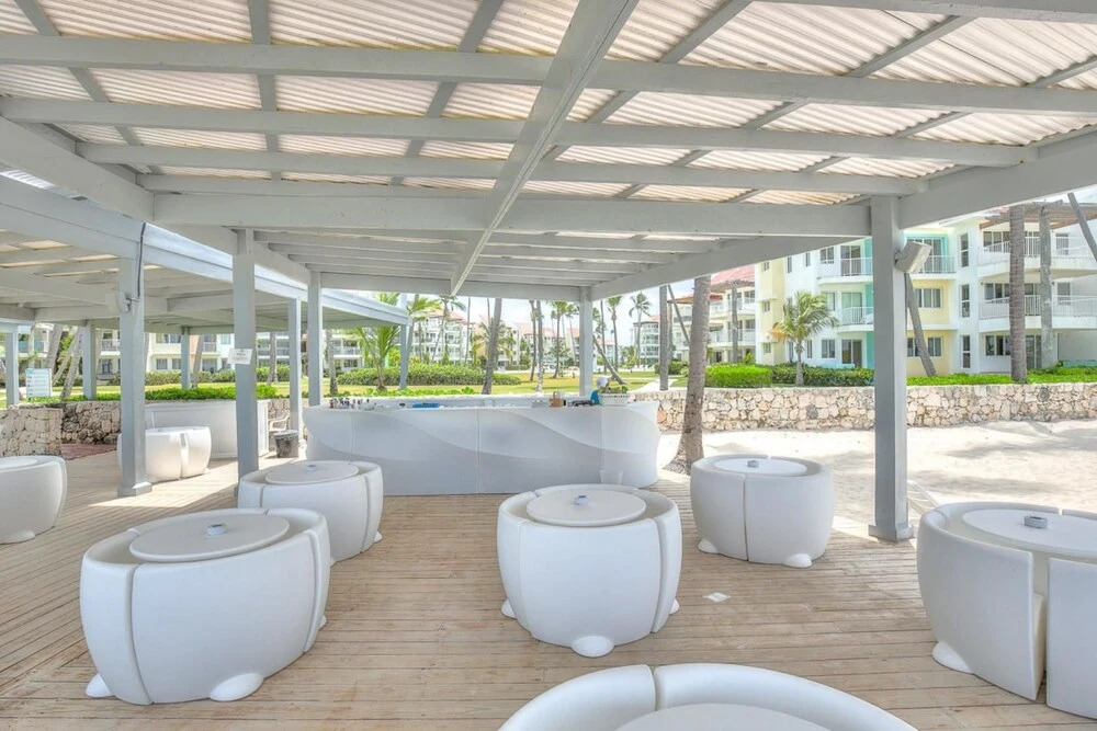 Unique Apartment With Pool View and few Steps Away From The Beach