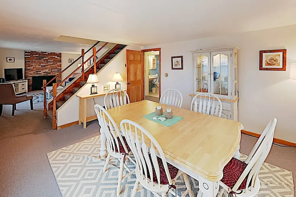 Hidden Bay-view Haven W/ Private Beach 5 Bedroom Home