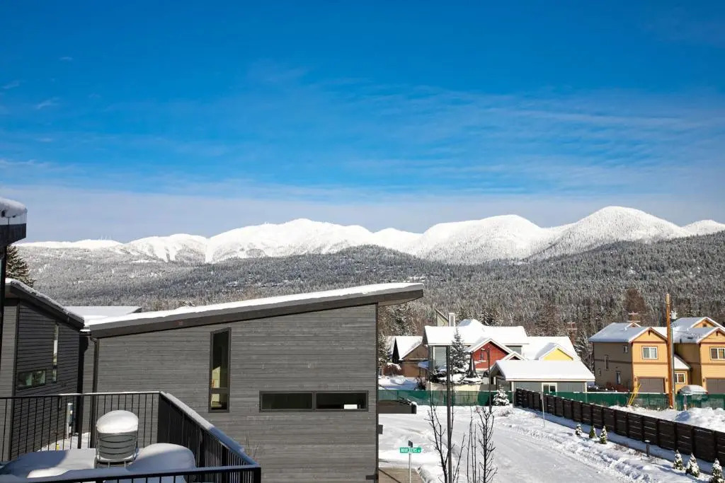 LUX Modern Chalet, Pool & Hot Tub, 10 Mins to the Mountain & Incredible Views