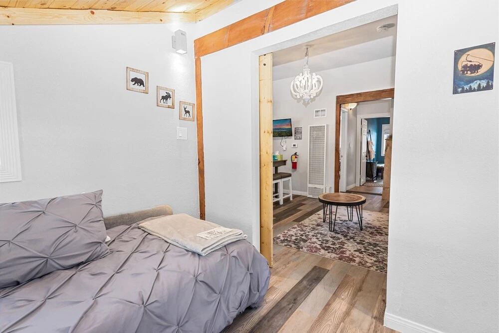 Mysonshine Cabin - Adorable Cozy one Bedroom Plus Bonus Room Cabin in a Great Location! 1 Cabin
