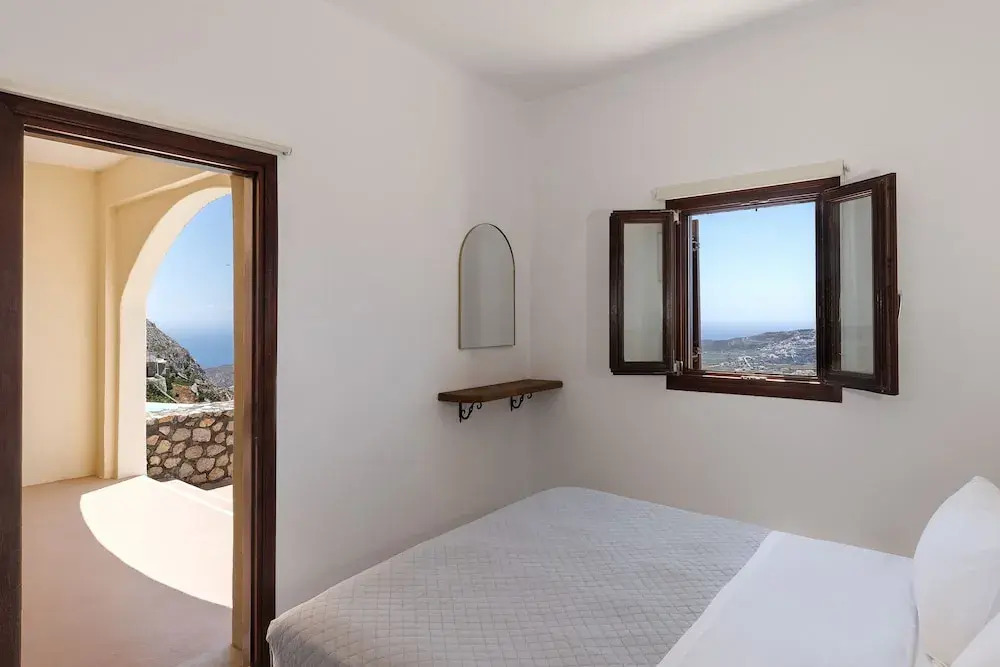 One Bedroom Apartment-sleeps 4 -sea View-parking